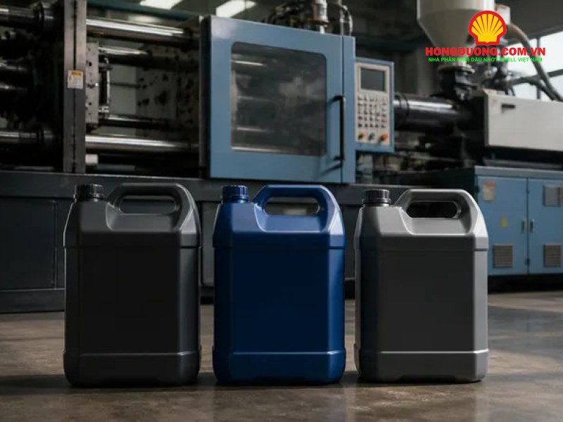 Các can dầu thủy lực đặt cạnh máy ép trong xưởng sản xuất