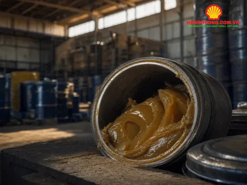 Phuy mỡ bôi trơn công nghiệp mở nắp trong kho xưởng
