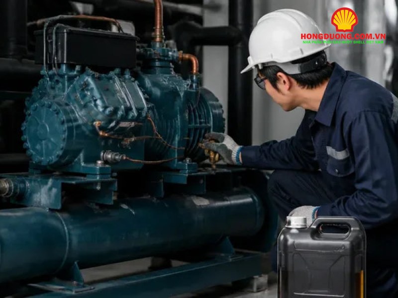 Kỹ thuật viên kiểm tra cụm máy nén trong xưởng sản xuất