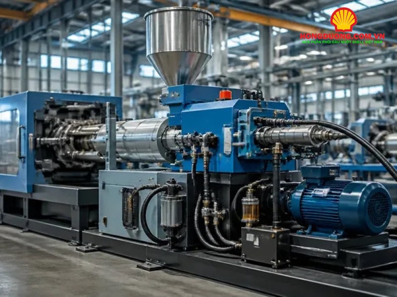 Dây chuyền máy ép nhựa đang vận hành trong nhà máy