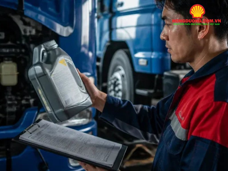 TBN dầu nhớt là gì? Ý nghĩa với động cơ diesel, tàu biển và cách đọc kết quả Thợ kiểm tra động cơ xe tải cạnh can dầu nhớt